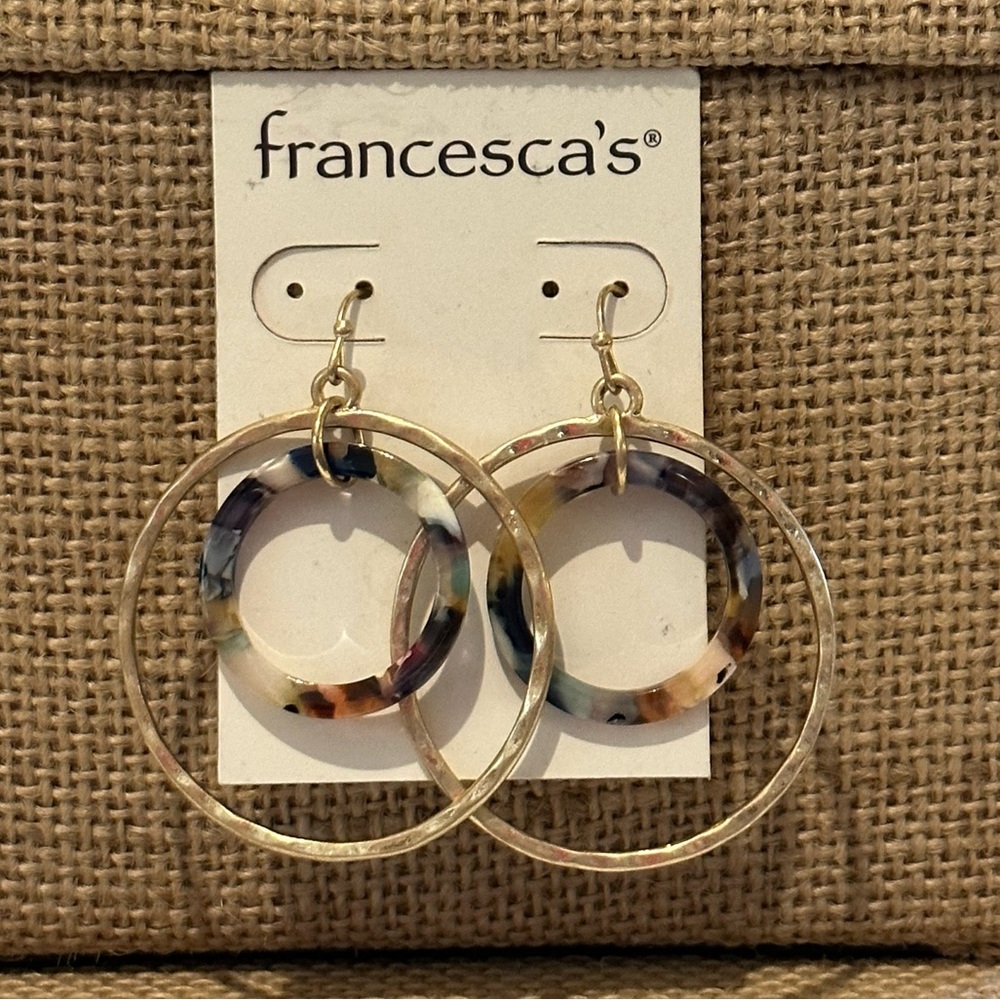 NWT Francesca’s Earrings gold tone hammered circles w/ acrylic marbled circle